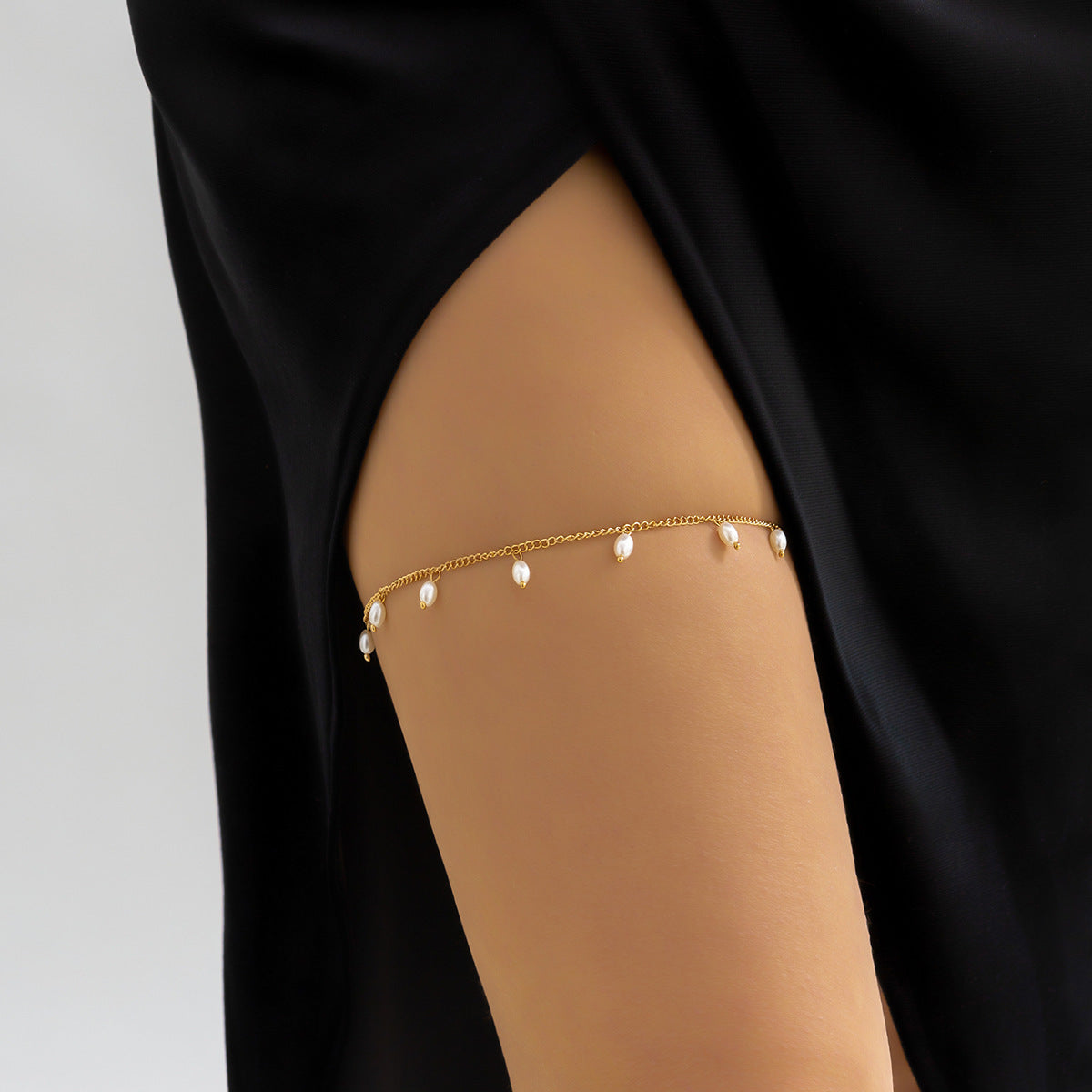 Elegant Bow & Chain Leg Bracelet – Adjustable Garter with Tassel Accent