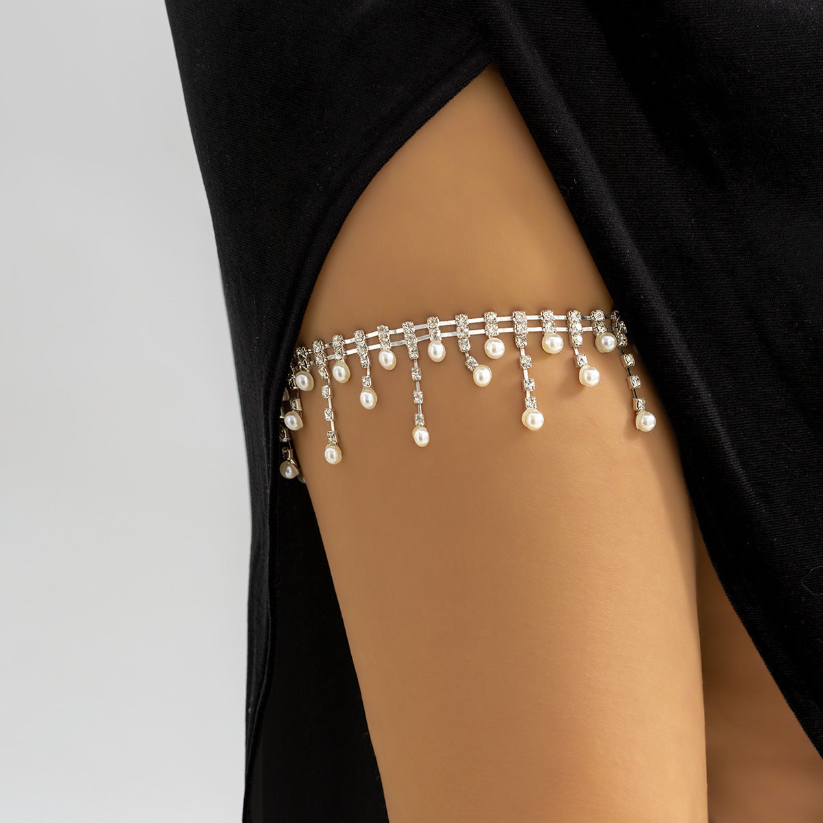 Elegant Bow & Chain Leg Bracelet – Adjustable Garter with Tassel Accent